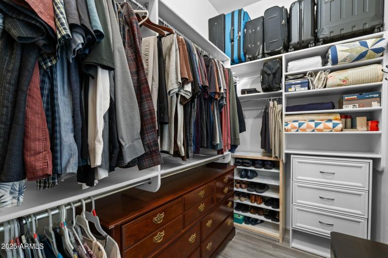 WALKING CLOSET MASTER BEDROOM