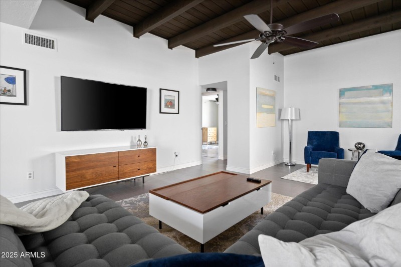 5_Living and sitting area