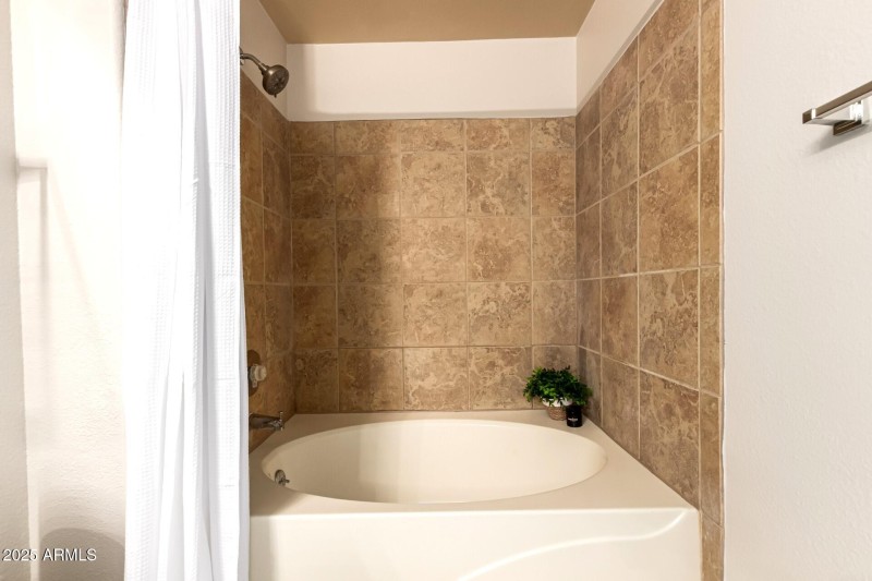 Large Tub/Shower