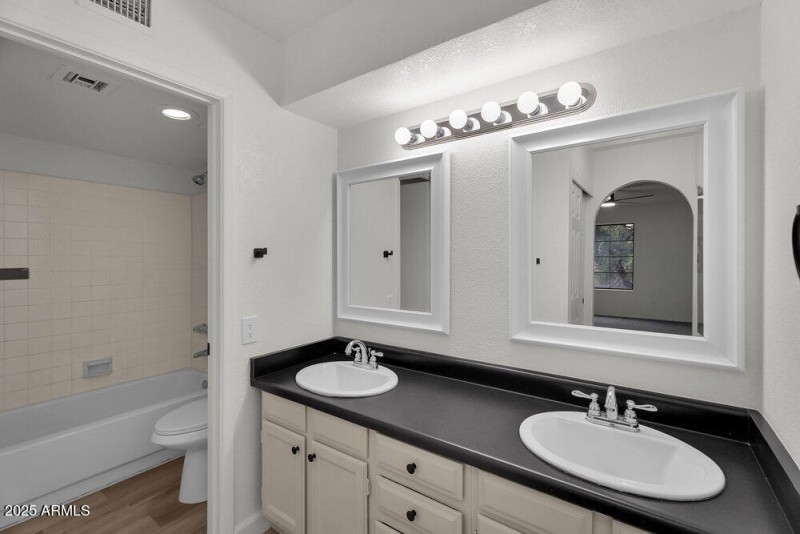 019_30-web-or-mls-30-print-college_ave-3