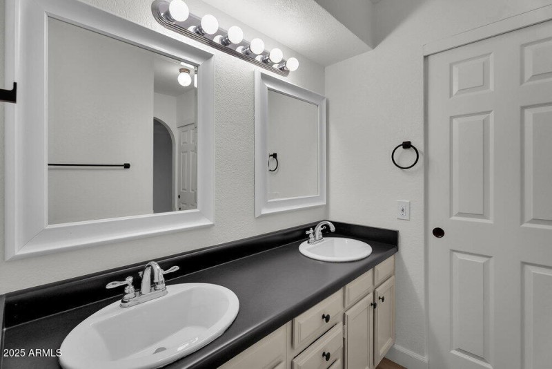 021_31-web-or-mls-31-print-college_ave-3