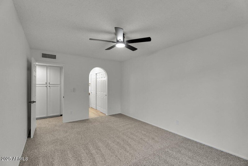 027_27-web-or-mls-27-print-college_ave-3