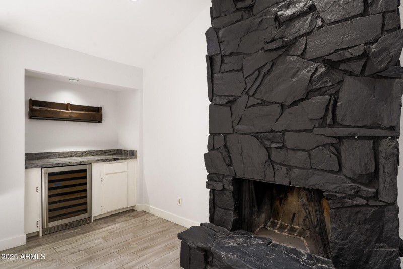 Fireplace & Mini bar