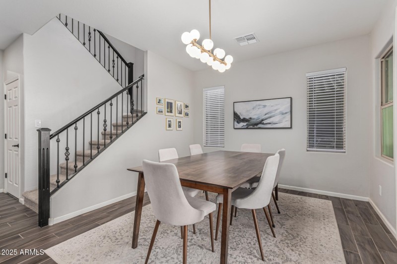 CONTEMPORARY DINING ROOM