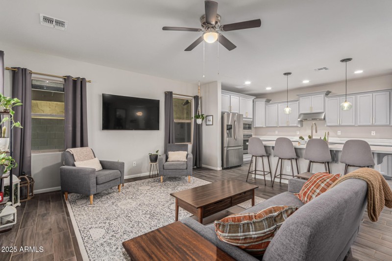 LARGE ENTERTAINING SPACE