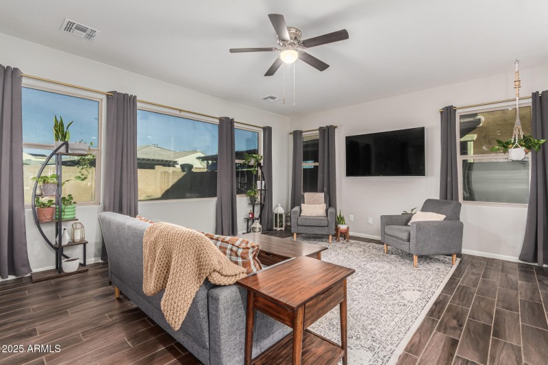 LIGHT AND BRIGHT GREATROOM FAMILY RM