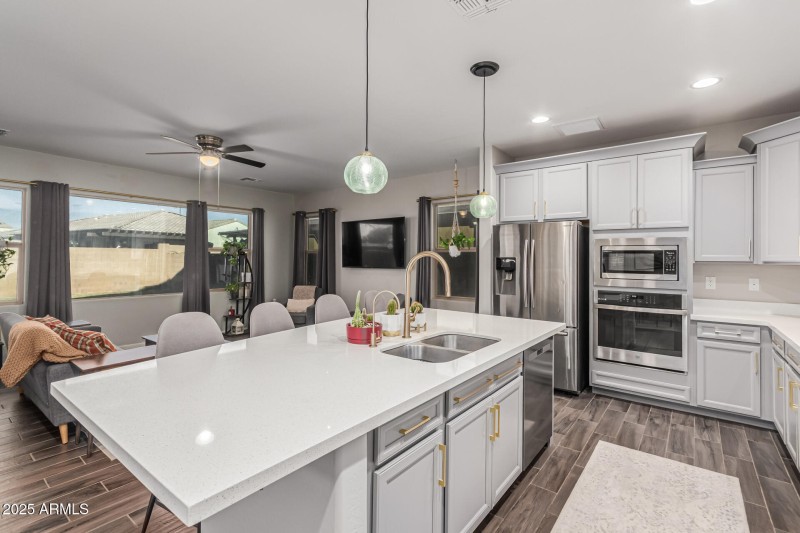 OVERSIZED KITCHEN ISLAND SEATING
