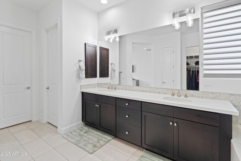 primary bath with dual sinks