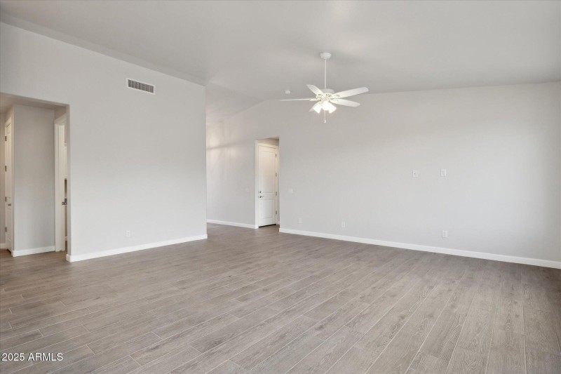 1,658 Great Rm - 192