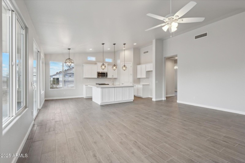 1,658 Kitchen 2 - 192