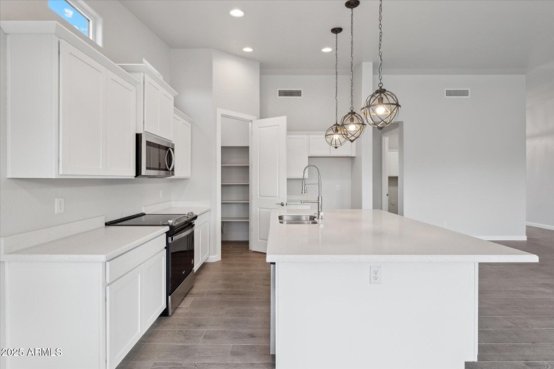 1,658 Kitchen 8 - 192jpg