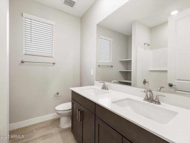 Bathroom 2 Double Sinks!