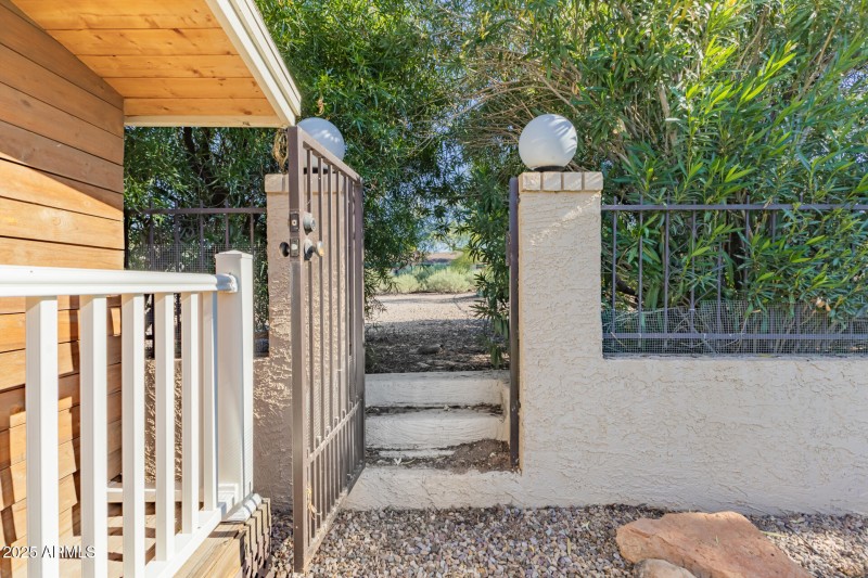 Backgate to Common Area Amenities