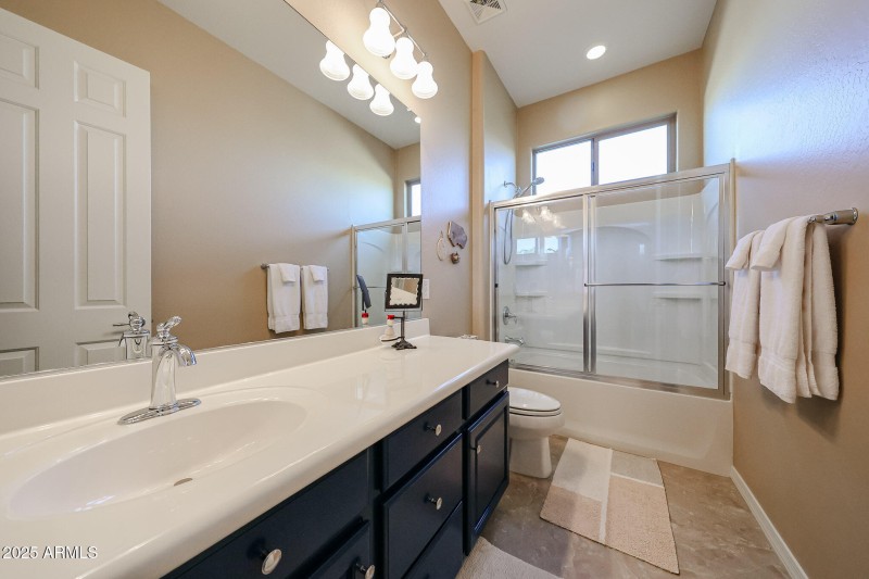 Hall bathroom between 2 bedrooms