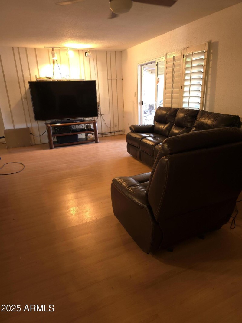 BACK LIVING ROOM.GRANDVIEW