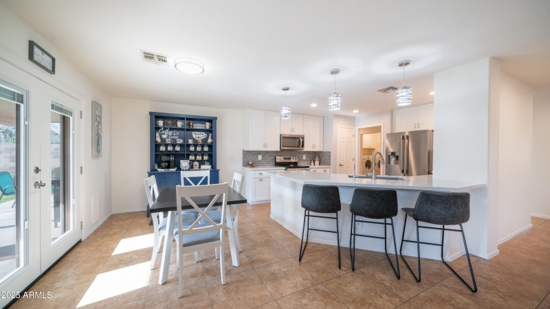 eat in kitchen and kitchen