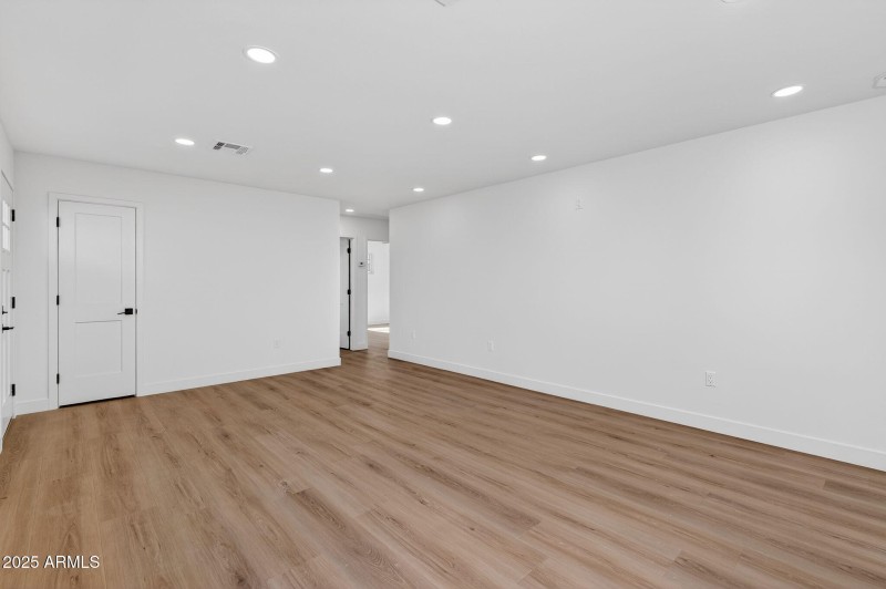 8-web-or-mls-1000091346_3615 E Clarendon