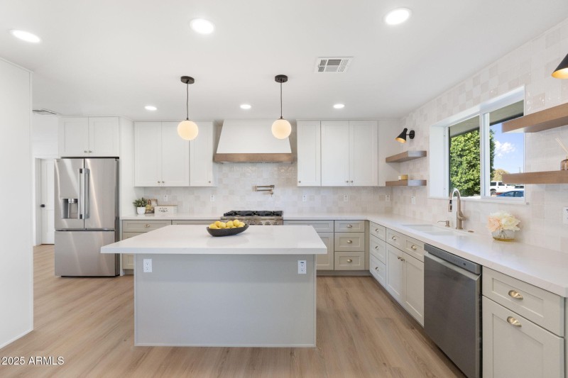 11-web-or-mls-DSC07145 copy_3615 E Clare