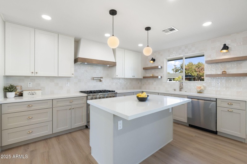 14-web-or-mls-DSC07157 copy_3615 E Clare