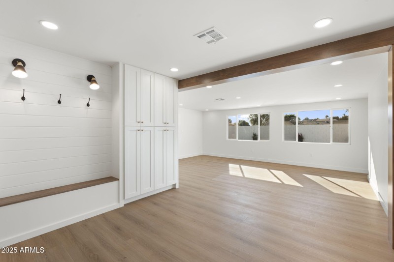 19-web-or-mls-DSC07177_3615 E Clarendon