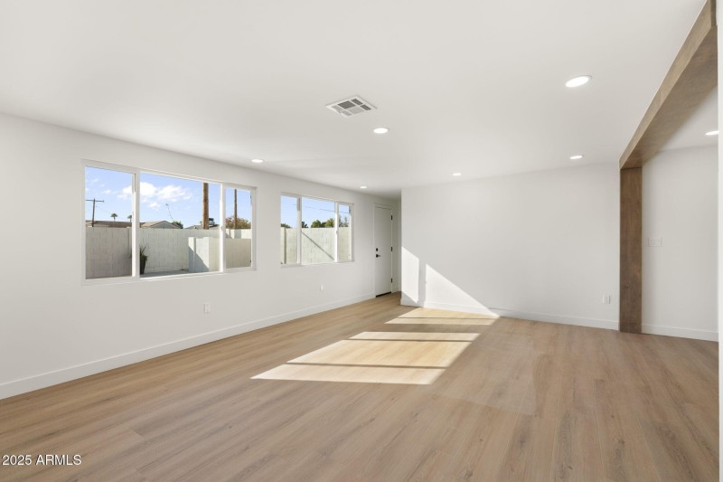 22-web-or-mls-DSC07186_3615 E Clarendon