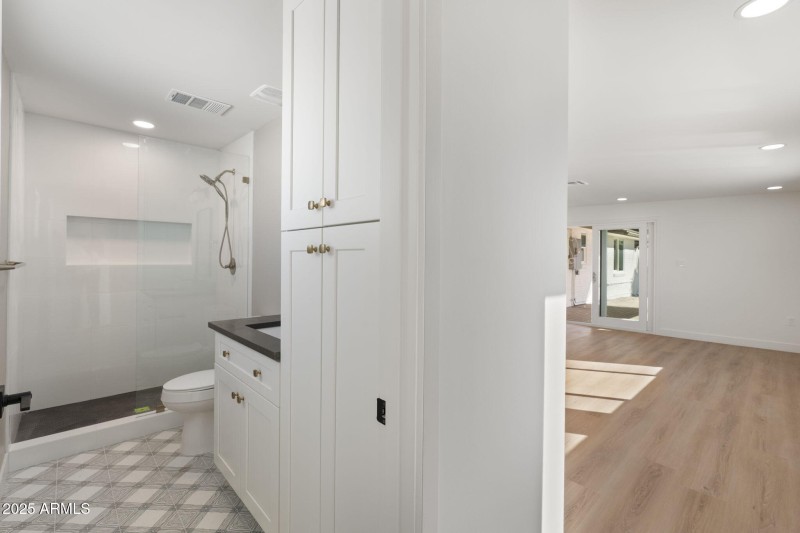 23-web-or-mls-DSC07187 copy_3615 E Clare