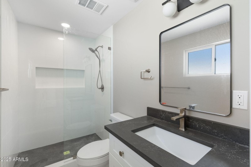 24-web-or-mls-DSC07190 copy_3615 E Clare