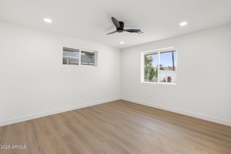 27-web-or-mls-DSC07099_3615 E Clarendon