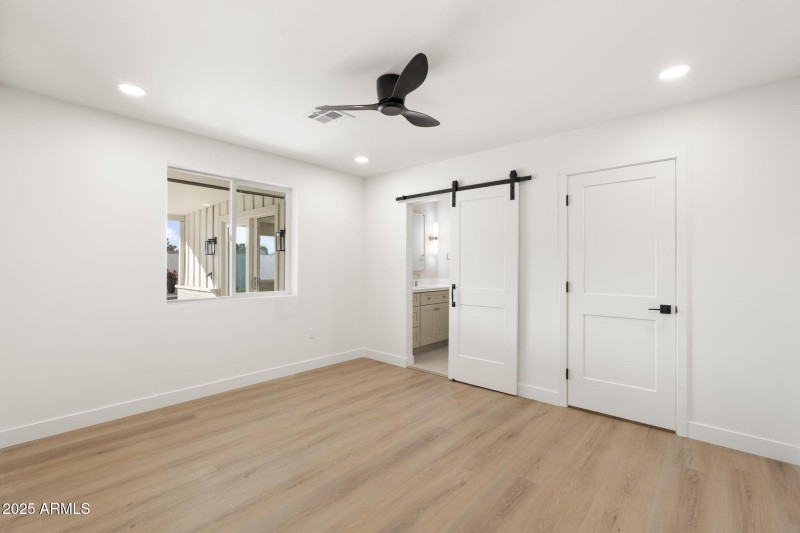 31-web-or-mls-DSC07111_3615 E Clarendon