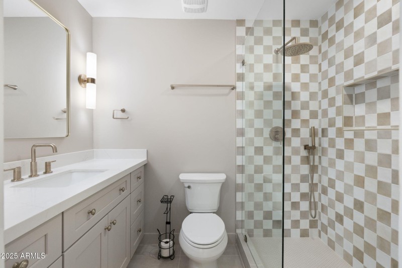 36-web-or-mls-DSC07133 copy_3615 E Clare