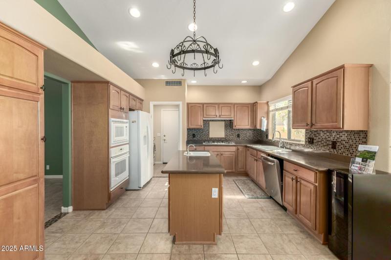 Great Kitchen w/5 Burner Gas Stove