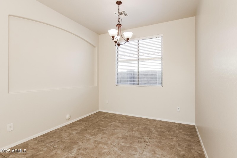 006-photo-dining-room-14990645