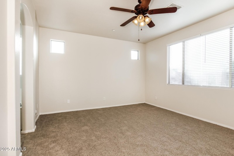 010-photo-main-bedroom-14990629