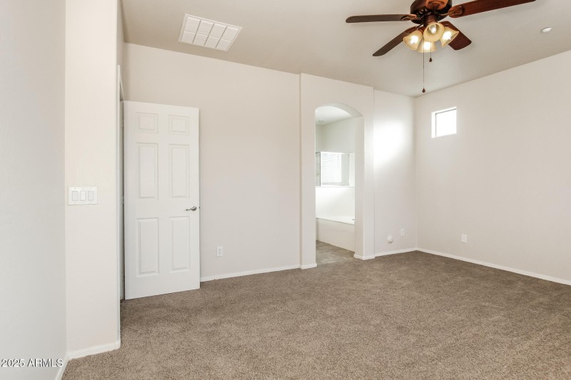 011-photo-main-bedroom-14990630