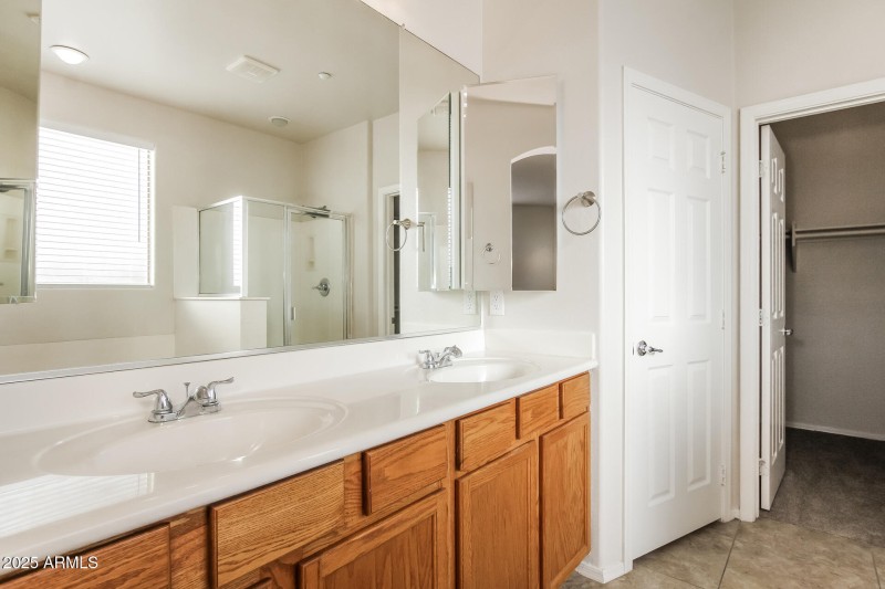 013-photo-main-bathroom-14990632