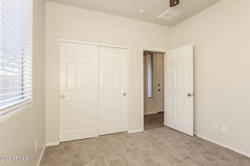 016-photo-bedroom-14990635