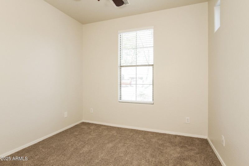 017-photo-bedroom-14990636