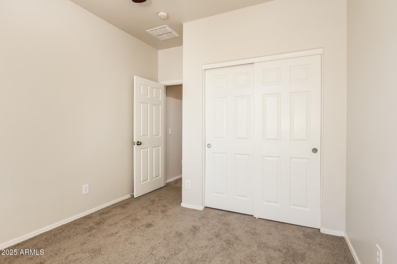 019-photo-bedroom-14990639