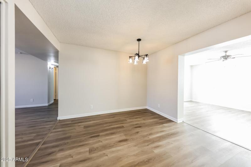 008-photo-dining-room-14991182