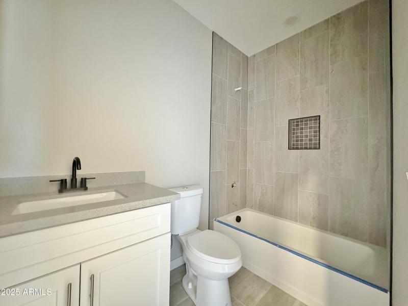 2nd bath/tile surround