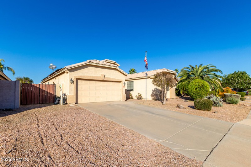 front-of-home-4-garage-9628-Lindner