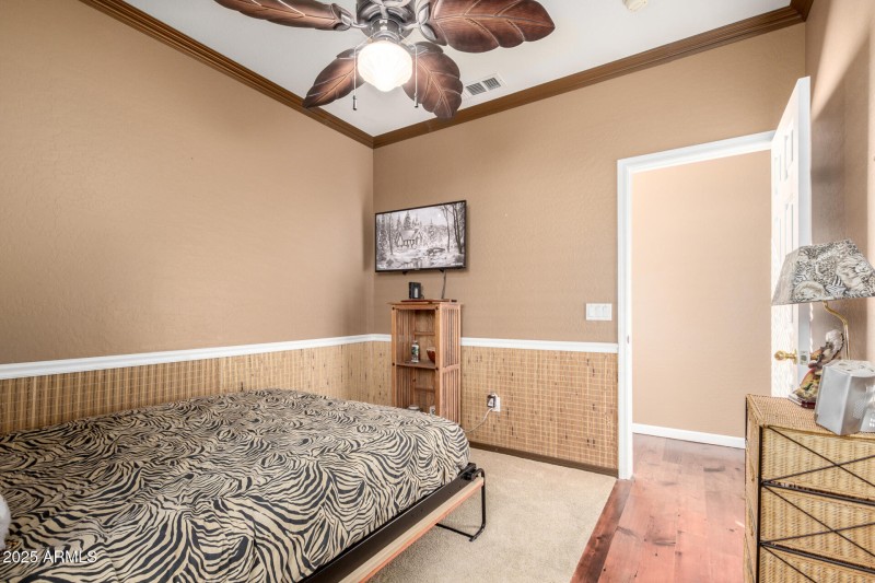 secondary-bedroom-9628-Lindner-jungle