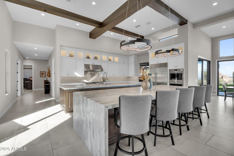 Beautiful & spacious kitchen