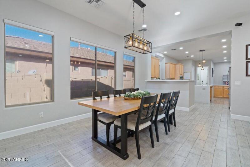 Informal dining to kitchen