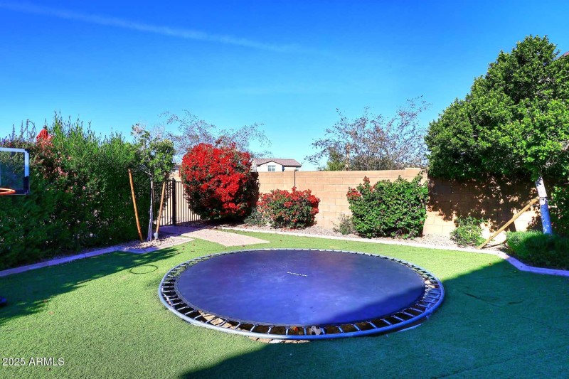 Grass Area-Trampolene