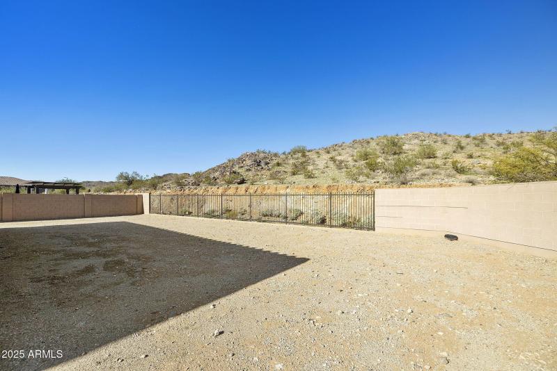 Huge yard Looking to View Fence