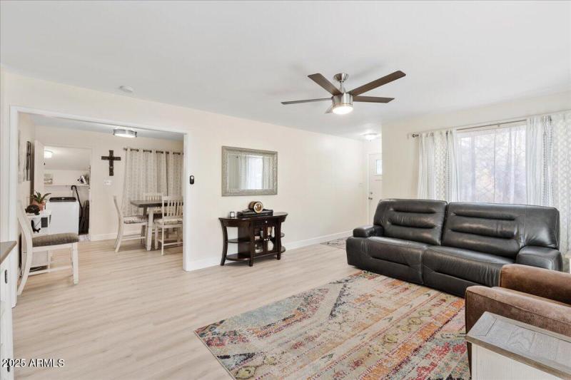 06-Living Room to Dining