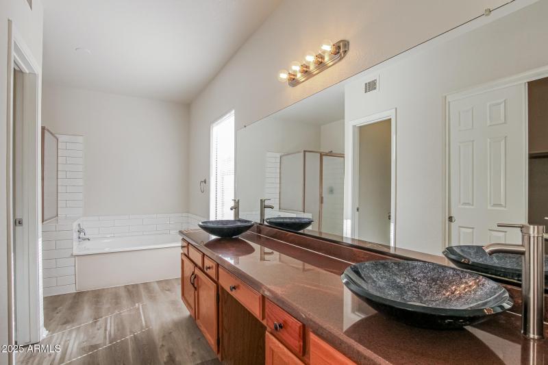 013-photo-main-bathroom-14991723