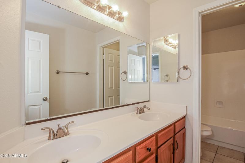 014-photo-main-bathroom-14991724