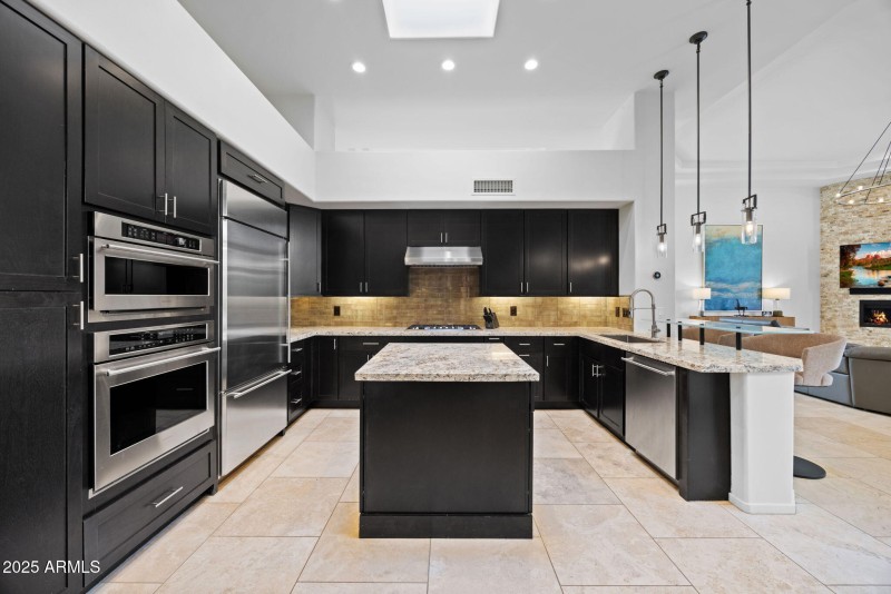 Modern and Bright Kitchen